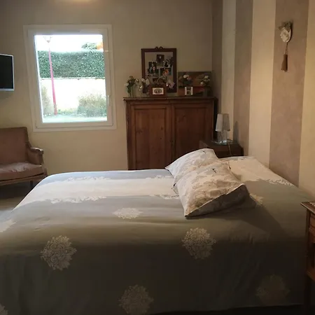 B&B Les Jardins D Isaac Rue De La Musardiere 르망