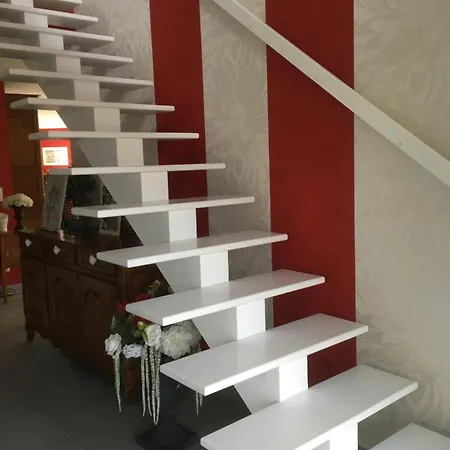 B&B Les Jardins D Isaac Rue De La Musardiere 르망